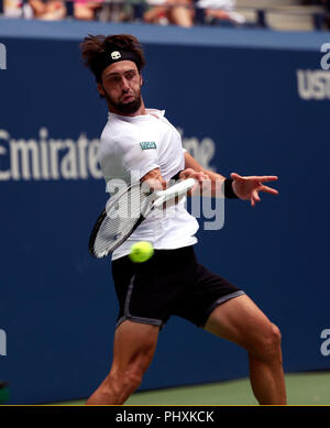 New York, Vereinigte Staaten. 02 Sep, 2018. Flushing Meadows, New York - September 2, 2018: US Open Tennis: nikoloz Basilashvili der Republik Georgien gibt, um den Ball zu Nummer 1 Samen Rafael Nadal während der vierten Runde bei den US Open in Flushing Meadows, New York. Nadal gewann in vier Sätzen. Quelle: Adam Stoltman/Alamy leben Nachrichten Stockfoto