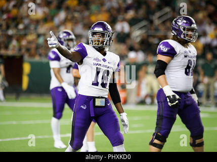 Waco, Texas, USA. 1. Sep 2018. Abilene Christian Wildkatzen wide receiver Chase Cokley (16) schaut auf den Nebenerwerb für das Spiel während der ersten Hälfte der NCAA Football Spiel zwischen der Abilene Christian Wildkatzen und Baylor Bären an McLane Stadion in Waco, Texas. Matthew Lynch/CSM/Alamy leben Nachrichten Stockfoto