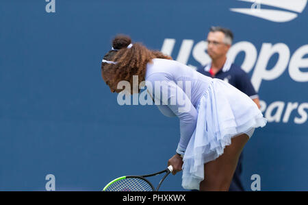 New York, Vereinigte Staaten. 02 Sep, 2018. New York, NY - 2. September 2018: Serena Willaims der USA reagiert während der US Open 2018 4.Runde gegen Kaia Kanepi Estlands an USTA Billie Jean King National Tennis Center Credit: Lev radin/Alamy leben Nachrichten Stockfoto