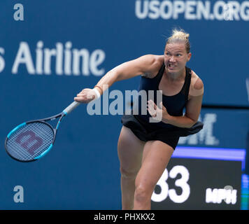 New York, Vereinigte Staaten. 02 Sep, 2018. New York, NY - 2. September 2018: Kaia Kanepi Estlands dient während der US Open 2018 4.Runde gegen Serena Williams aus den USA an USTA Billie Jean King National Tennis Center Credit: Lev radin/Alamy leben Nachrichten Stockfoto