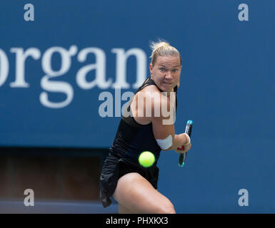 New York, Vereinigte Staaten. 02 Sep, 2018. New York, NY - 2. September 2018: Kaia KAnepi Estlands gibt Kugel während der US Open 2018 4.Runde gegen Serena Williams aus den USA an USTA Billie Jean King National Tennis Center Credit: Lev radin/Alamy leben Nachrichten Stockfoto