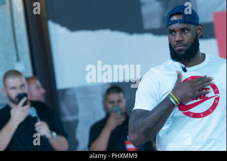 Berlin, Deutschland. 02 Sep, 2018. 02.09.2018, Berlin: der American Basketball player LeBron Raymone James begrüßt die Zuschauer und Gäste der 'Mehr als ein Athlet tour". Credit: Paul Zinken/dpa/Alamy leben Nachrichten Stockfoto