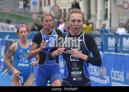 L-R Annamaria Mazzetti (Italien), Kaidi Kivioja (Estland) und Vendula Frintova (Tschechisch) konkurrieren, während die 2018 Karlsbad ITU Triathlon World Cup, der Frauen, der in Karlsbad, Tschechien, Tschechische Republik, am 2. September 2018. (CTK Photo/Goran Kubes) Stockfoto