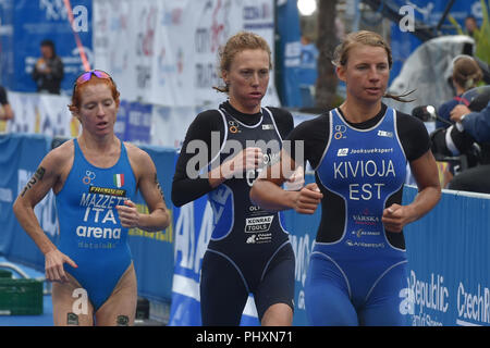 L-R Annamaria Mazzetti (Italien), Vendula Frintova (Tschechische) und Kaidi Kivioja (Estland) konkurrieren, während die 2018 Karlsbad ITU Triathlon World Cup, der Frauen, der in Karlsbad, Tschechien, Tschechische Republik, am 2. September 2018. (CTK Photo/Goran Kubes) Stockfoto