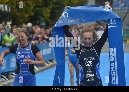 R-L Vendula Frintova (Tschechische) und Kaidi Kivioja (Estland) sind in der Oberfläche während der 2018 Karlsbad ITU Triathlon World Cup, der Frauen, der in Karlsbad, Tschechien, Tschechische Republik, am 2. September 2018 gesehen. (CTK Photo/Goran Kubes) Stockfoto