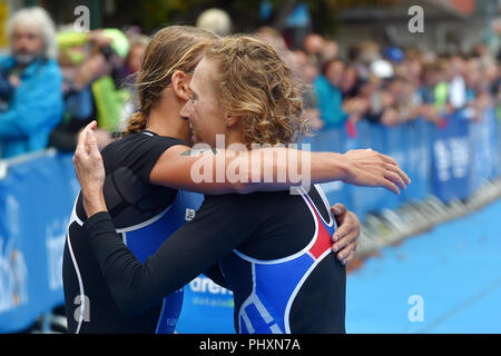 L-R Kaidi Kivioja (Estland) und Vendula Frintova (Tschechische) sind nach dem 2018 Karlsbad ITU Triathlon World Cup, der Frauen, der in Karlsbad, Tschechien, Tschechische Republik, am 2. September 2018 gesehen. (CTK Photo/Goran Kubes) Stockfoto