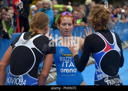 L-R Kaidi Kivioja (Estland), Annamaria Mazzetti (Italien) und Vendula Frintova (Tschechische) sind nach dem 2018 Karlsbad ITU Triathlon World Cup, der Frauen, der in Karlsbad, Tschechien, Tschechische Republik, am 2. September 2018 gesehen. (CTK Photo/Goran Kubes) Stockfoto