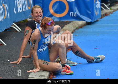 Vorne-hinten Annamaria Mazzetti (Italien) und Kaidi Kivioja (Estland) sind nach dem 2018 Karlsbad ITU Triathlon World Cup, der Frauen, der in Karlsbad, Tschechien, Tschechische Republik, am 2. September 2018 gesehen. (CTK Photo/Goran Kubes) Stockfoto