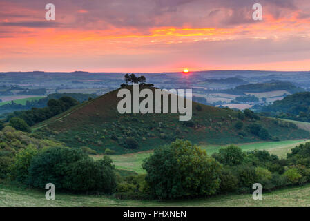 Colmers Hill, Bridport, Dorset, Großbritannien. 3. September 2018. UK Wetter. Ein moody Herbst Sonnenaufgang am Colmers Hill in der Nähe von Bridport in Dorset. Die aufgehende Sonne, die die Cloud orange deaktiviert hat, wird bald verdeckt von einer Bank der dicke Wolke über dem Horizont von einem statischen Wetter vorne über den Südwesten Englands. Foto: Graham Jagd-/Alamy leben Nachrichten Stockfoto