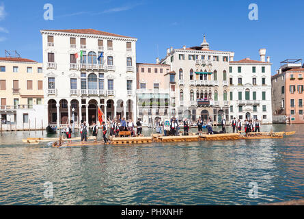 Venedig, Venetien, Italien. 2. September 2018. Holz floss der Fameja dei Zater und Menadas de la Piave von Codissago (Belluno), entlang des Canal Grande gezogen wird vor dem Start der Regata Storica Prozession. Vertreter von 44 europäischen Verbänden, zum Gedenken an die Verbindung zwischen Venedig und den Orten entlang der Piave, der die Stadt mit Holz aus den Wäldern versorgt, waren mit an Bord. Kredit Mary Clarke/Alamy leben Nachrichten Stockfoto