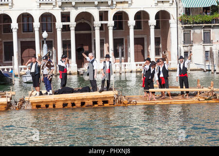 Venedig, Venetien, Italien. 2. September 2018. Holz floss der Fameja dei Zater und Menadas de la Piave von Codissago (Belluno), entlang des Canal Grande gezogen wird vor dem Start der Regata Storica Prozession. Vertreter von 44 europäischen Verbänden, zum Gedenken an die Verbindung zwischen Venedig und den Orten entlang der Piave, der die Stadt mit Holz aus den Wäldern versorgt, waren mit an Bord. Kredit Mary Clarke/Alamy leben Nachrichten Stockfoto