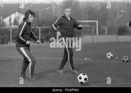 Jupp Heynckes (links) und Trainer Hennes Weisweiler, Training mit dem Ball, Fußball, Borussia Mönchengladbach, 17.10.1972, DFL Verordnung verbietet die Verwendung von Fotografien als Bildsequenzen und/oder quasi-video € | Nutzung weltweit Stockfoto