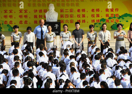 Guangzhou, Guangdong Provinz Chinas. 3. Sep 2018. Studenten zahlen Respekt zu Lehrer an einer Schule in Guangzhou, Provinz Guangdong im Süden Chinas, Sept. 3, 2018. Schulen im ganzen Land verschiedene Aktivitäten für Schüler bereiten das neue Semester zu begrüßen. Credit: Liu Dawei/Xinhua/Alamy leben Nachrichten Stockfoto