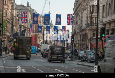 Piccadilly, London, UK. 3. September, 2018. Fahnen wehen im Piccadilly wie der National Football League (NFL) übernimmt eine von Londons berühmtesten Standorte am Samstag, den 8. September, als es den Beginn der Saison 2018 mit NFL Kickoff am Piccadilly feiert, durch GoUSA TV präsentiert. Credit: Malcolm Park/Alamy Leben Nachrichten. Stockfoto