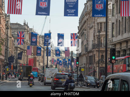 Piccadilly, London, UK. 3. September, 2018. Fahnen wehen im Piccadilly wie der National Football League (NFL) übernimmt eine von Londons berühmtesten Standorte am Samstag, den 8. September, als es den Beginn der Saison 2018 mit NFL Kickoff am Piccadilly feiert, durch GoUSA TV präsentiert. Credit: Malcolm Park/Alamy Leben Nachrichten. Stockfoto