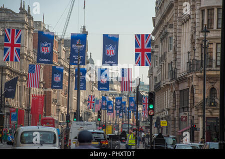 Piccadilly, London, UK. 3. September, 2018. Fahnen wehen im Piccadilly wie der National Football League (NFL) übernimmt eine von Londons berühmtesten Standorte am Samstag, den 8. September, als es den Beginn der Saison 2018 mit NFL Kickoff am Piccadilly feiert, durch GoUSA TV präsentiert. Credit: Malcolm Park/Alamy Leben Nachrichten. Stockfoto