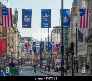 Piccadilly, London, UK. 3. September, 2018. Fahnen wehen im Piccadilly wie der National Football League (NFL) übernimmt eine von Londons berühmtesten Standorte am Samstag, den 8. September, als es den Beginn der Saison 2018 mit NFL Kickoff am Piccadilly feiert, durch GoUSA TV präsentiert. Credit: Malcolm Park/Alamy Leben Nachrichten. Stockfoto