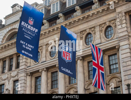 Piccadilly, London, UK. 3. September, 2018. Fahnen wehen im Piccadilly wie der National Football League (NFL) übernimmt eine von Londons berühmtesten Standorte am Samstag, den 8. September, als es den Beginn der Saison 2018 mit NFL Kickoff am Piccadilly feiert, durch GoUSA TV präsentiert. Credit: Malcolm Park/Alamy Leben Nachrichten. Stockfoto