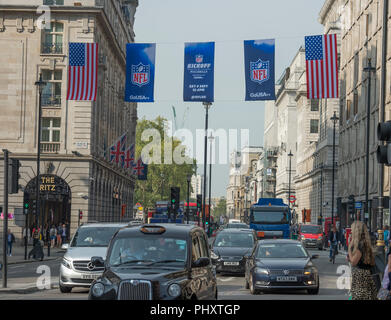 Piccadilly, London, UK. 3. September, 2018. Fahnen wehen im Piccadilly wie der National Football League (NFL) übernimmt eine von Londons berühmtesten Standorte am Samstag, den 8. September, als es den Beginn der Saison 2018 mit NFL Kickoff am Piccadilly feiert, durch GoUSA TV präsentiert. Credit: Malcolm Park/Alamy Leben Nachrichten. Stockfoto