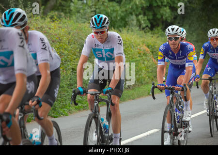 South Molton, Großbritannien. 3 Septemner 2018. Chris Froome an der Rückseite des Team Sky die Köpfe das Peloton an der Spitze von Long Drag Hill Tiverton auf dem Weg zur South Molton im Devon Etappe der Tour von Großbritannien 2018 Credit: Martin Hughes-Jones/Alamy leben Nachrichten Stockfoto