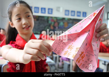 Suzhou in der chinesischen Provinz Jiangsu. 3. Sep 2018. Ein Student zeigt ein Paper Plane an einer Schule in Suzhou in der ostchinesischen Provinz Jiangsu, Sept. 3, 2018. Schulen im ganzen Land verschiedene Aktivitäten für Schüler bereiten das neue Semester zu begrüßen. Credit: Zhu Guigen/Xinhua/Alamy leben Nachrichten Stockfoto