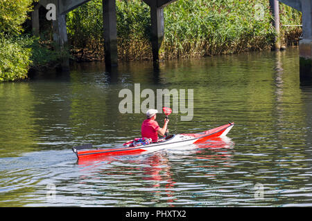 Tuckton, Bournemouth, Dorset, Großbritannien. 3. Sep 2018. UK Wetter: herrlich warmen sonnigen Tag als Besucher schlängeln sich entlang des Flusses Stour an Tuckton. Mann Kajak fahren. Credit: Carolyn Jenkins/Alamy leben Nachrichten Stockfoto