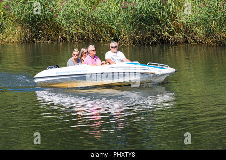 Tuckton, Bournemouth, Dorset, Großbritannien. 3. Sep 2018. UK Wetter: herrlich warmen sonnigen Tag als Besucher schlängeln sich entlang des Flusses Stour an Tuckton genießen eine Bootsfahrt. Credit: Carolyn Jenkins/Alamy leben Nachrichten Stockfoto