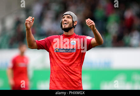 Furth im Wald, Deutschland. 25 Aug, 2018. Deutschland, Fürth, Sportpark Ronhof Thomas Sommer, 25.08.2018, Fußball - 2.Bundesliga - 3.Spieltag - Greuther Fürth - SC Paderborn 07 Bild: v. Lk. Enttäuschung mit Klaus Gjasula (SC Paderborn 07, # 8) DFL BESTIMMUNGEN VERBIETEN DIE VERWENDUNG DER FOTOGRAFIE ALS BILD-SEQUENZEN UND/ODER QUASI-VIDEO. | Verwendung der weltweiten Kredit: dpa/Alamy leben Nachrichten Stockfoto