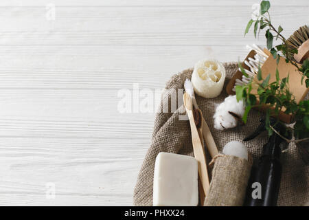 Kunststoff, kostenlosen Elemente. Eco Natural bamboo Zahnbürste, crystal Deodorant, luffa, Kokos Seife, Bürsten, Ohren Sticks, Baumwolle. nachhaltiger Lebensstil Konzept. ze Stockfoto