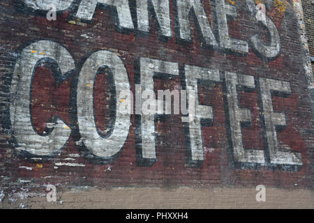 Ein 20er Ära ghost Zeichen für Bankes Coffee Store ist an der Wand bei einem benachbarten Gebäude ist in Chicago zerrissen offenbart. Stockfoto