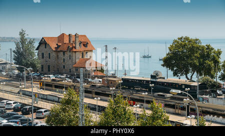 Cascais, Portugal - 30. August 2018: Hohe perspektivische Ansicht der Pendler an den Bahnhof von Cascais, 30 km westlich von Lissabon, Portugal Stockfoto