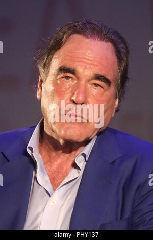 Magna Graecia Film Festival - Tag 6 - Oliver Stone mit dem Goldenen Spalte und begabte Eine Glasskulptur mit: Oliver Stein Wo: Catanzaro Lido, Italien Wann: 02 Aug 2018 Quelle: IPA/WENN.com ** Nur für die Veröffentlichung in Großbritannien, den USA, Deutschland, Österreich, Schweiz ** Verfügbar ausgezeichnet Stockfoto