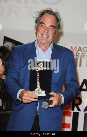 Magna Graecia Film Festival - Tag 6 - Oliver Stone mit dem Goldenen Spalte und begabte Eine Glasskulptur mit: Oliver Stein Wo: Catanzaro Lido, Italien Wann: 02 Aug 2018 Quelle: IPA/WENN.com ** Nur für die Veröffentlichung in Großbritannien, den USA, Deutschland, Österreich, Schweiz ** Verfügbar ausgezeichnet Stockfoto