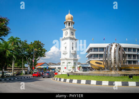 Penang, Malaysia - 18. August 2018: Jubilee Clock Tower in Georgetown, Penang, Malaysia. Es ist leicht geneigt, durch Bombenangriffe während des Zweiten Stockfoto