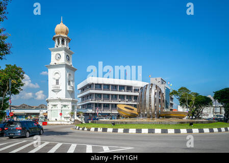 Penang, Malaysia - 18. August 2018: Jubilee Clock Tower in Georgetown, Penang, Malaysia. Es ist leicht geneigt, durch Bombenangriffe während des Zweiten Stockfoto