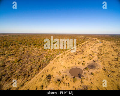 Die Grenze der Hwange Nationalpark ist aus der Luft gesehen. Stockfoto