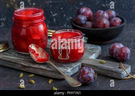 Pflaumenmus mit Kardamom. Stockfoto