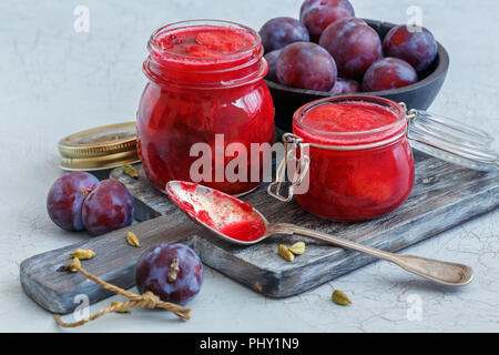 Hausgemachtes Pflaumenmus mit Kardamom. Stockfoto