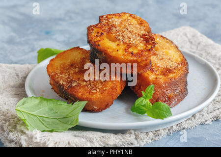 French Toast von Baguette auf einem weißen Teller. Stockfoto