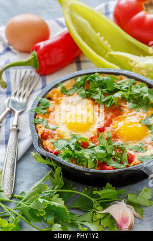 Shakshuka. Pfanne mit Eier in Tomatensauce. Stockfoto