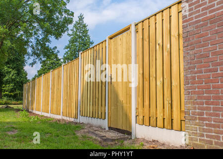 Neue holzzaun Bauen mit Mauerwerk in den Niederlanden Stockfoto