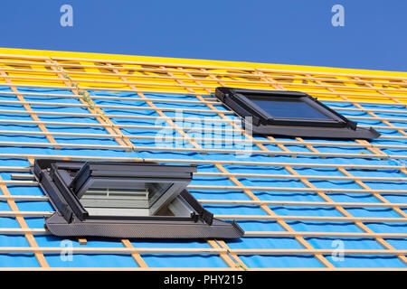 Zwei Dachfenster auf dem Dach eines neuen Hauses Stockfoto