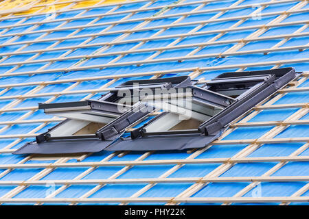 Zwei Dachfenster auf dem Dach des neuen Home Stockfoto