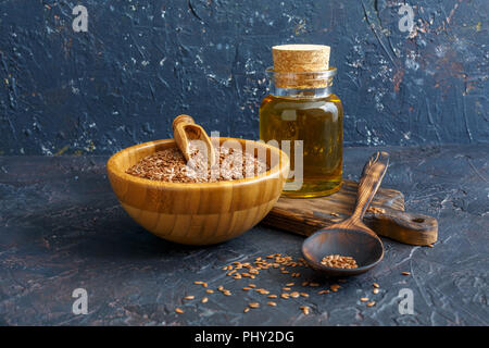 Leinsamen und Leinöl in der Flasche. Stockfoto
