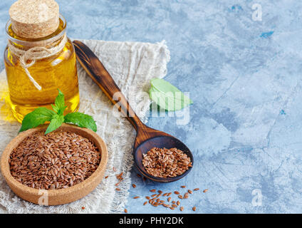 Brauner Leinsamen und Leinöl in einer Flasche. Stockfoto