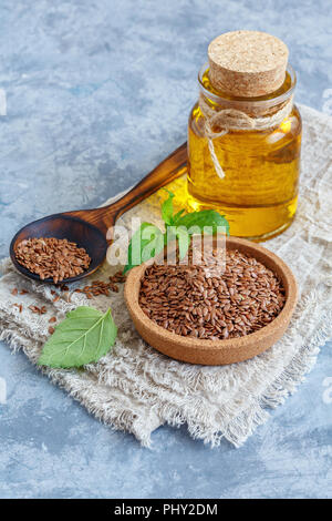 Pflanzenöl aus Leinsamen in einer Glasflasche. Stockfoto