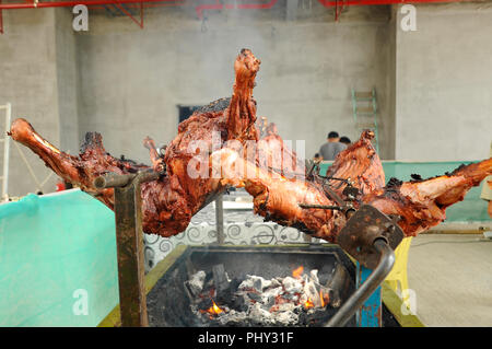 Die rohen Lamm Fleisch wurde mit verschiedenen Gewürzen gemischt und gegrillte mit traditionellen Methoden. Holzkohle wird verwendet, um das Aroma der Gewürze verwendet. Stockfoto