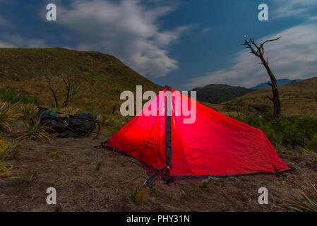 Ein Wanderzelt in einem Wald bei Nacht auf dem Turaco Trail, Simbabwe gesehen. Stockfoto