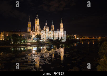 Basilika Nuestra Señora del Pilar in Zaragoza, Spanien. Es ist eine erstaunliche Struktur, die an der Seite des Ebro Fluss entspringt. Stockfoto