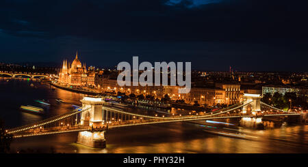Budapest bei Nacht. Donau, Széchenyi Kettenbrücke und das Parlament von der Budaer Burg in Ungarn Stockfoto